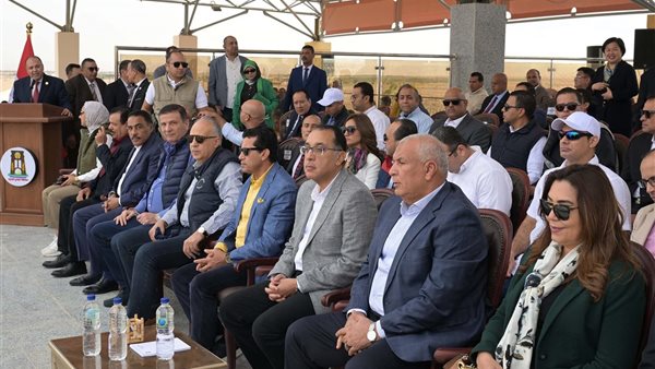 رئيس الوزراء يفتتح نادي الهجن والفروسية الدولي