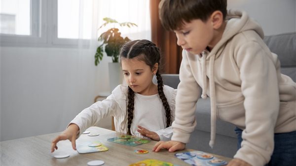 كيف يمكن تعزيز المهارات الاجتماعية والذكاء العاطفي لدى الأطف
