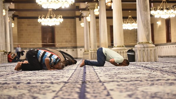 حكم خروج المأموم من صلاة الجماعة 