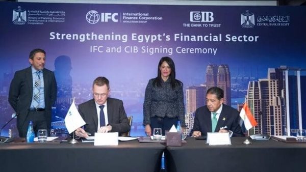 جانب من توقيع الاتفاقية بين بنك CIB ومؤسسة التمويل الدولية