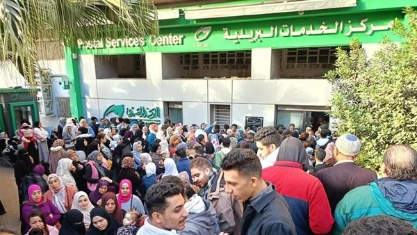 التزاحم على شراء كراسات الإسكان 