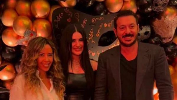 مصطفى شعبان وزوجته هدى الناظر