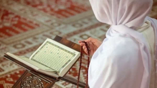 حكم قراءة القرآن من غير حجاب