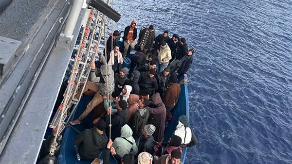 القوات البحرية تحبط محالة هجرة غير شرعية لمركب يحمل 63 فردًا