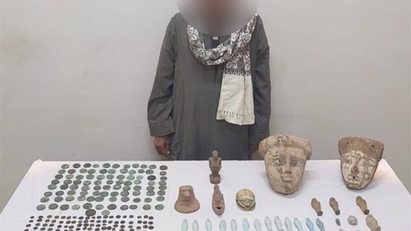 سقوط عامل بحوزته 409 قطع أثرية بأسيوط 
