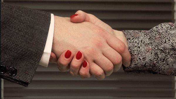حكم السلام على المرأة بالإيد