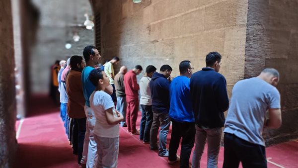 هل يجوز للمأموم أن يصلي الظهر خلف إمام يصلي العصر