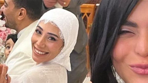 صور أسماء جلال من حفل زفاف صديقتها