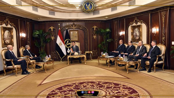 وزير الداخلية يستقبل أمين عام مجلس الوزراء العرب
