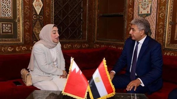 وزير السياحة ونظيرته البحرينية 