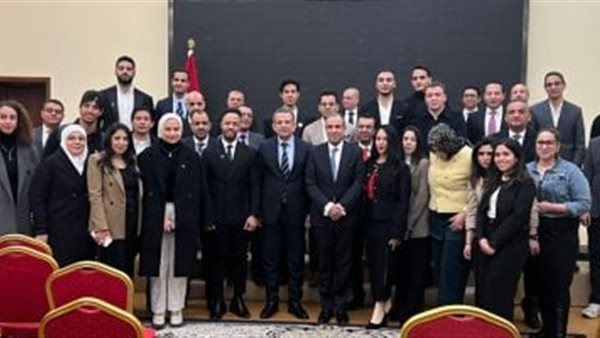 ماذا دار في لقاء وزير الخارجية مع المصريين في الصين؟
