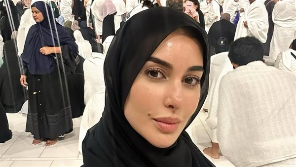 ياسمين صبري تؤدي مناسك العمرة