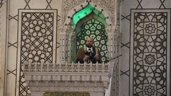 رئيس وزراء الانتقالي محمد البشير أثناء إلقاءه خطبة الجمعة