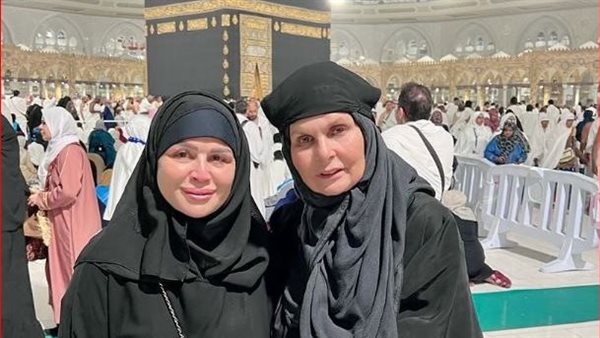 صور إلهام شاهين عند الكعبة