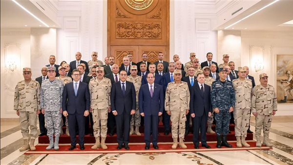 الرئيس السيسي يجتمع بعدد من قادة القوات المسلحة والشرطة 