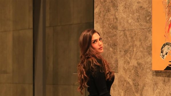 كن جميلا ترى الوجود جميلا..ياسمين عز تبرز رشاقتها