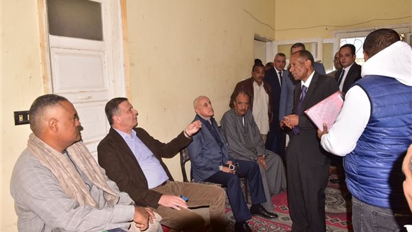وزير الزراعة مع فلاحين الأقصر 