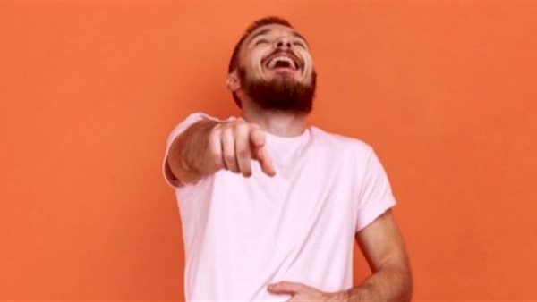 حكم السخرية من الناس لإضحاك الآخرين