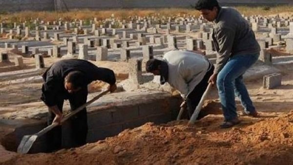 هل يجوز فتح القبر على ميت لدفن آخر؟