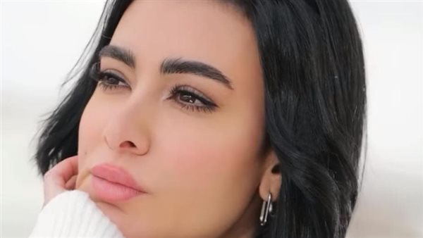 ميرهان حسين تحيي أعمال محمد رحيم بـ ميدلي غنائي (فيديو)