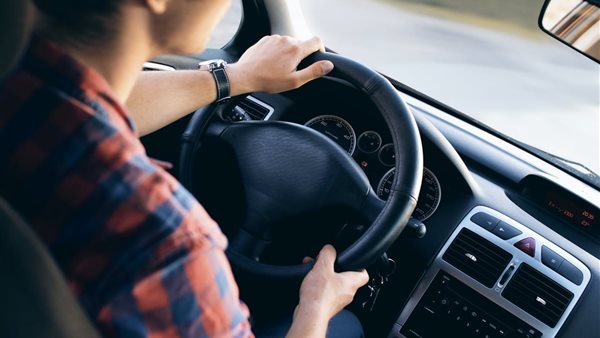 كم تبلغ تكلفة استخراج رخصة قيادة 2025 ؟