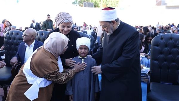 شيخ الأزهر مع طفل الأقصر