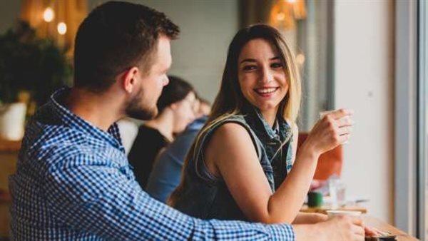 العين هتفضحك .. 7 أسرار للغة الجسد تكشف الوقوع في الحب