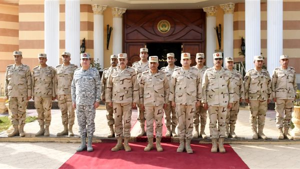 وزير الدفاع يتفقد تشكيلات قوات الدفاع الجوي