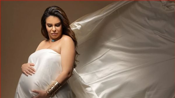  صور حمل الفنانة دنيا عبد العزيز 