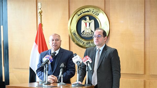 الفريق كامل الوزير، رفقة وزير المالية