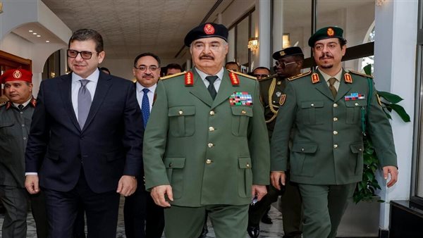 اللواء حسن رشاد والمشير الليبي خليفة حفتر