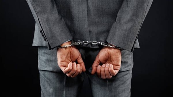  مذيع بإحدى القنوات الإخبارية