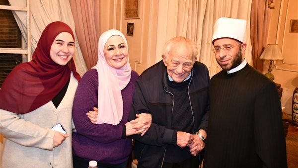 وزير الأوقاف يزور الفنان رشوان توفيق