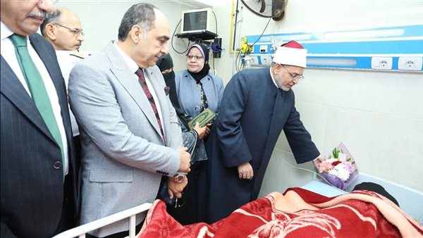 زيارة رئيس جامعة الازهر للطالبات المصابات 