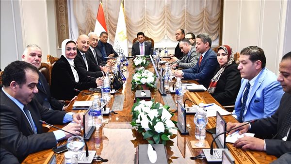 وزير الرياضة مع مجلس اليد