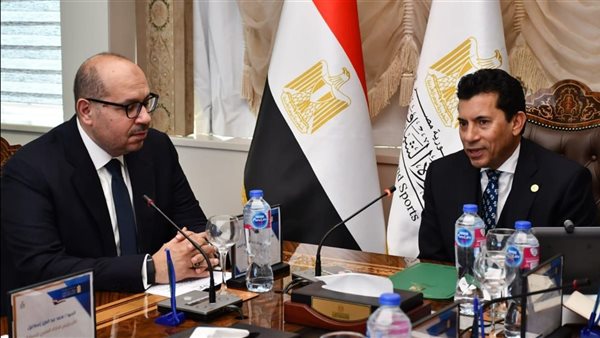 وزير الرياضة مع ياسر ادريس رئيس اتحاد السباحة