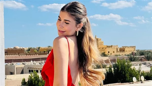 فستان أحمر مكشوف بالكامل من الظهر.. صور ملك قورة 