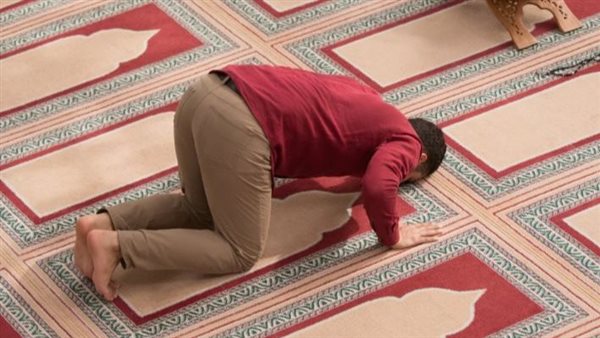 ما حكم فتح القدمين في الصلاة لسد الخلل؟