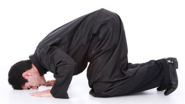 حكم الصلاة بالحذاء