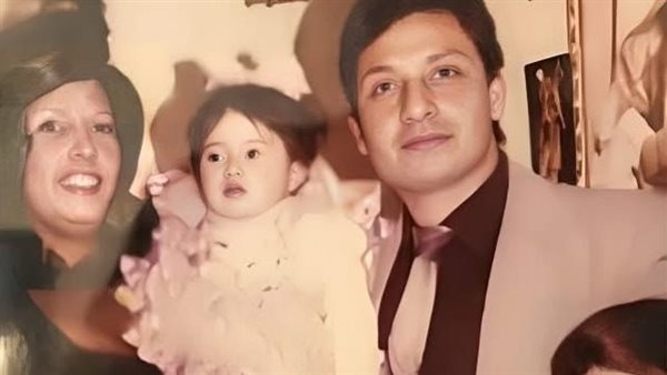 ياسمين عبد العزيز تشارك صور طفولتها مع والدها بعد فاته