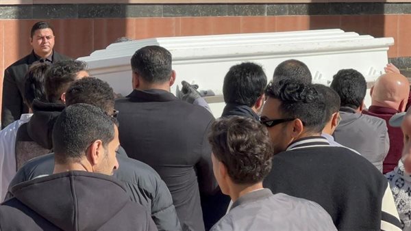 وصول جثمان والد ياسمين عبد العزيز لمسجد المشير وسط حضور كثيف