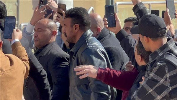 أحمد العوضي في جنازة والد ياسمين عبد العزيز