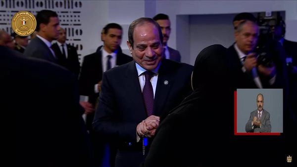 أم الشهيد عمر القاضي رفقة الرئيس السيسي