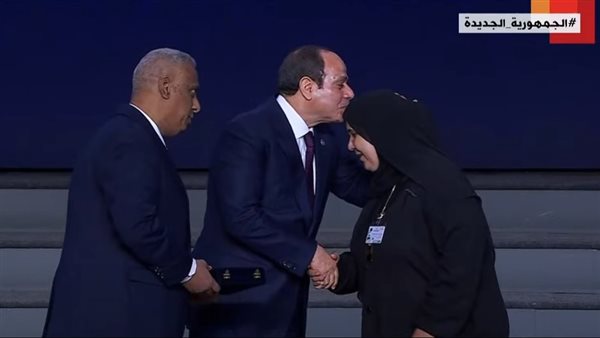 الرئيس السيسي يقبل رأس والدة الشهيد مجند عبدالرحمن محمد