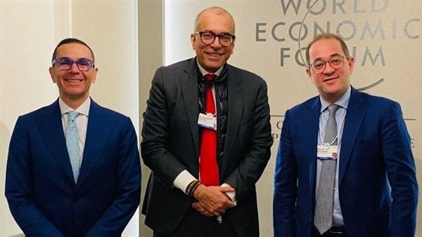  وزيرا الاستثمار والمالية مع الرئيس التنفيذي ببنك HSBC