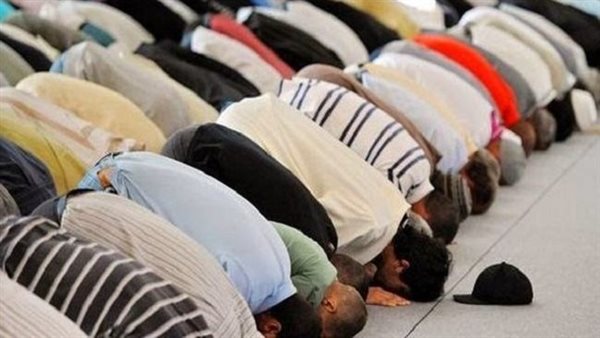 هل يجوز ذكر اسم الشخص في الدعاء أثناء الصلاة