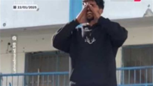شاب يعرض دبابة للبيع في قطاغ غزة 