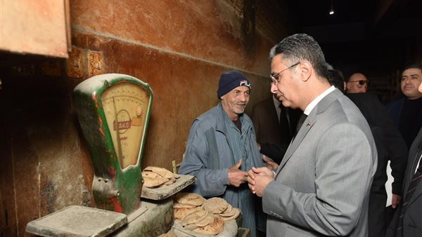 وزير التموين يطمئن على توافر الخبز والسلع الأساسية