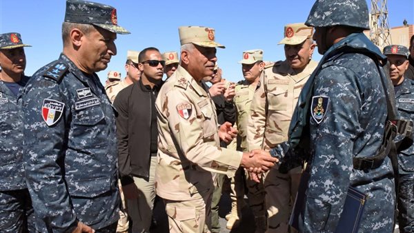 وزير الدفاع يتفقد قاعدة البحر الأحمر البحرية