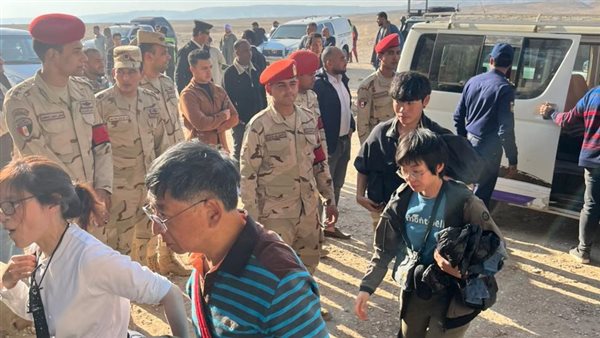 القوات المسلحة تنجح في إنقاذ عدد من السياح تعطل بهم بالون 